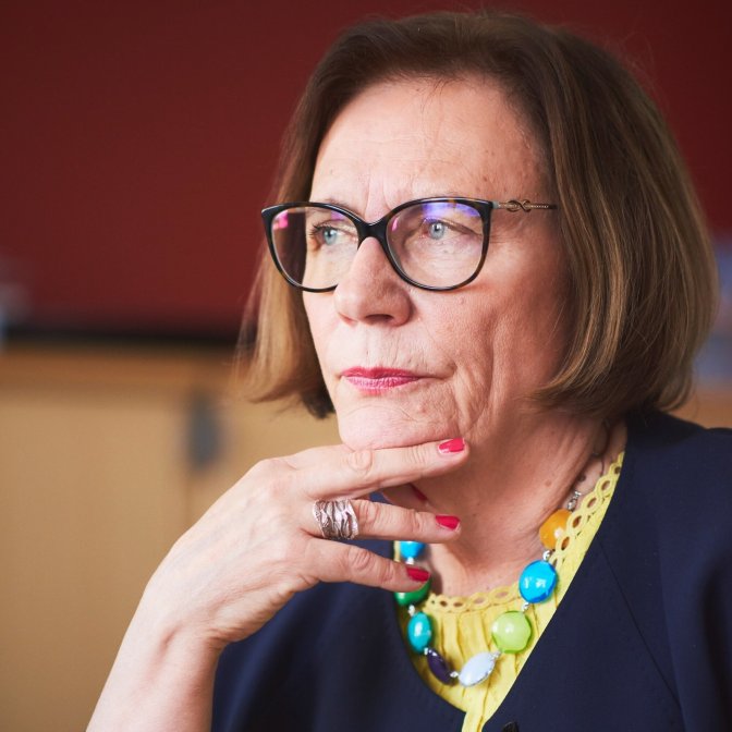 Finland är unikt genom att förlagen får vara med i läroplansarbetet, säger Gun Oker-Blom