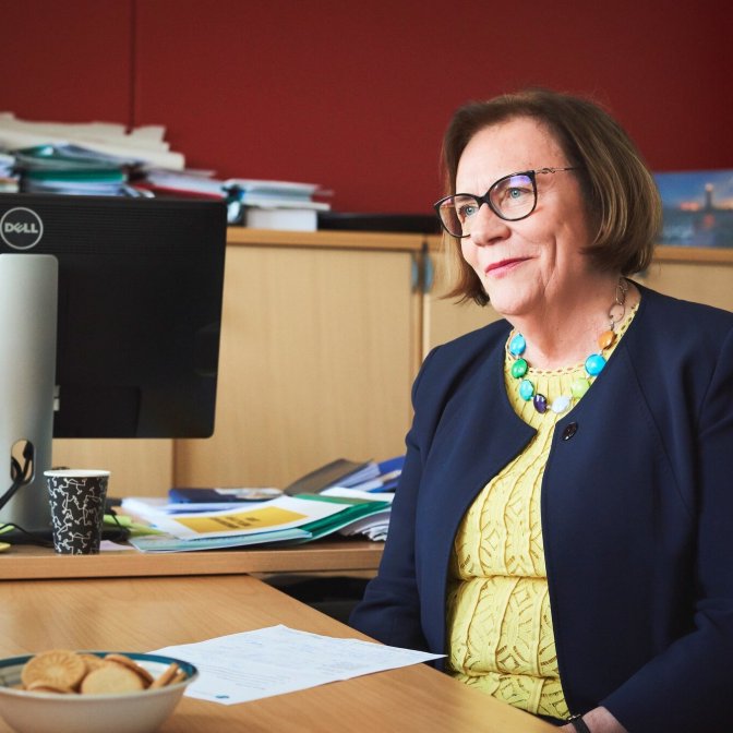 Det skulle vara viktigt att de aktörer som producerar kvalitativt digitalt material också skulle producera på svenska. Tyvärr är det få av de finländska företag som skapar nya innovativa lärmiljöer som också skapar sådana för den svenskspråkiga skolan, säger Gun Oker-Blom.